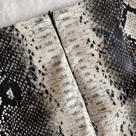NWT Pleather Snakeskin Mini Skirt (M) - Picture 9 of 9